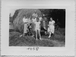 Gruppo in posa con trattore durante la fienagione