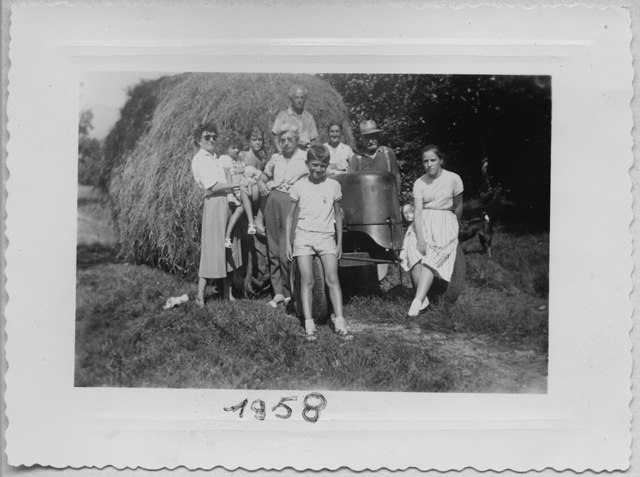 Gruppo in posa con trattore durante la fienagione