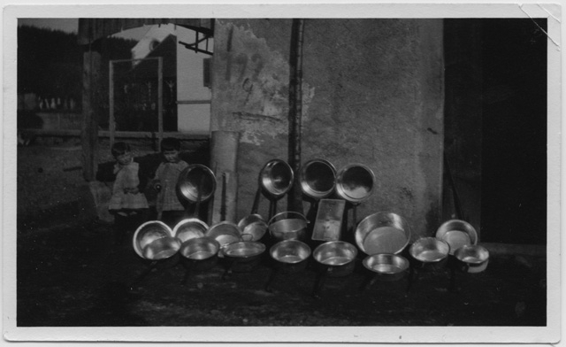 Oscar e Rene Domeniconi in posa davanti alla bottega del ramaio a Uznach