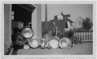 Domenico Domeniconi in posa con i paioli davanti alla bottega a Uznach