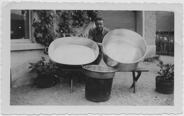 Oscar Domeniconi, ramaio, davanti alla bottega di famiglia a Uznach