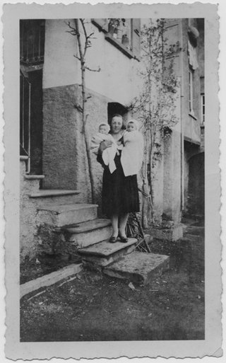 Bettina Domeniconi con due bambine in braccio a Bidogno