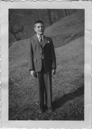 Ritratto di Renato Lucca in giardino