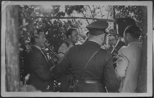 Gruppo di uomini con strumenti musicali a Comano