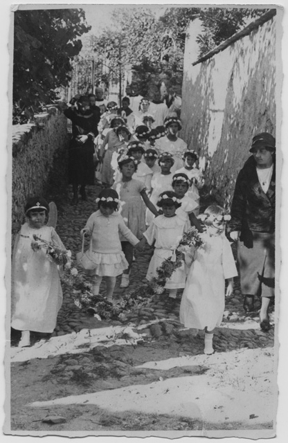 Processione di bambine su Strecia di Wyss a Comano