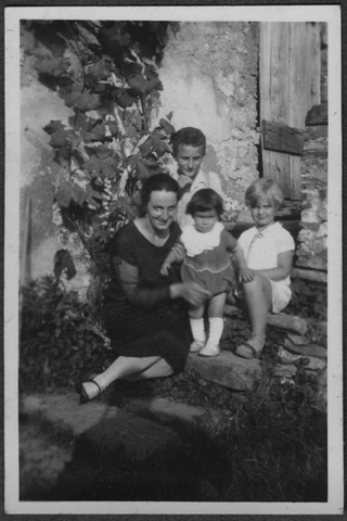 Famiglia Göbbers? sulle scale del giardino della casa di Mario Bernasconi