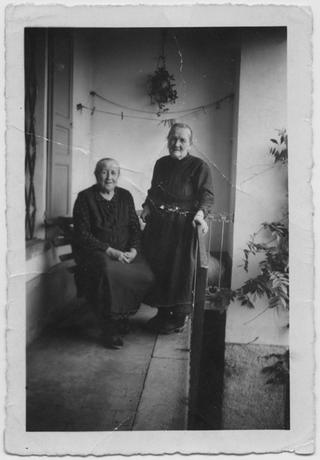 Annamaria e Cristina Domeniconi in balcone a Bidogno
