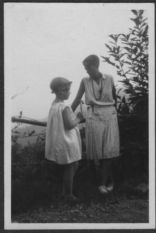 Irma Bernasconi Pannes e Annelise Göbbers in giardino