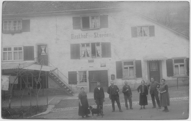 Gruppo in posa davanti ad una pensione