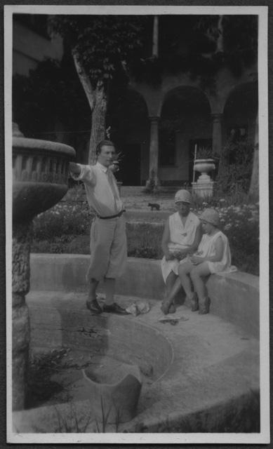 Mario e Irma Bernasconi con Annelise Göbbers? seduti in una fontana vuota di una villa