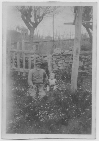 Uomo con bambino seduti sopra a un prato