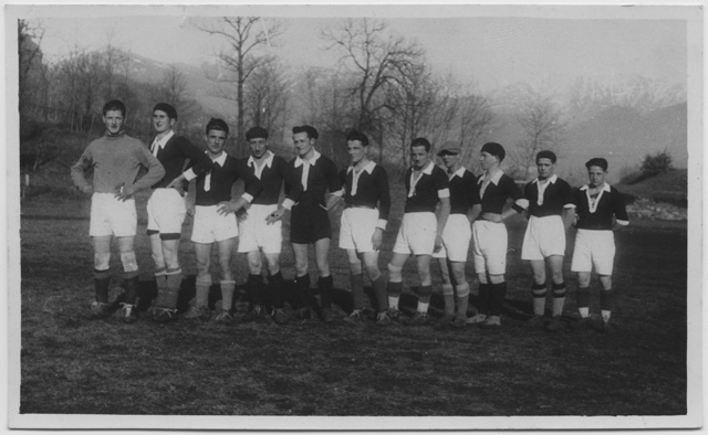 Squadra di calcio di Comano in posa