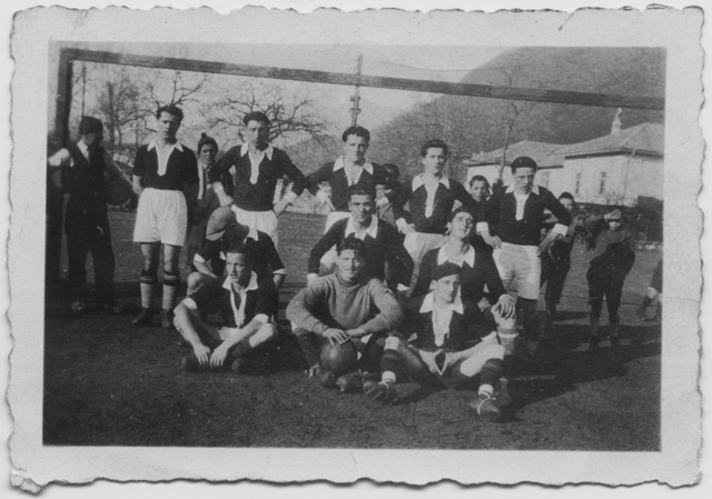 Squadra di calcio di Comano in posa