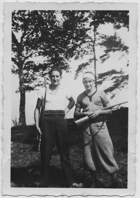 Alfredo Petrini e un amico in posa con il fucile