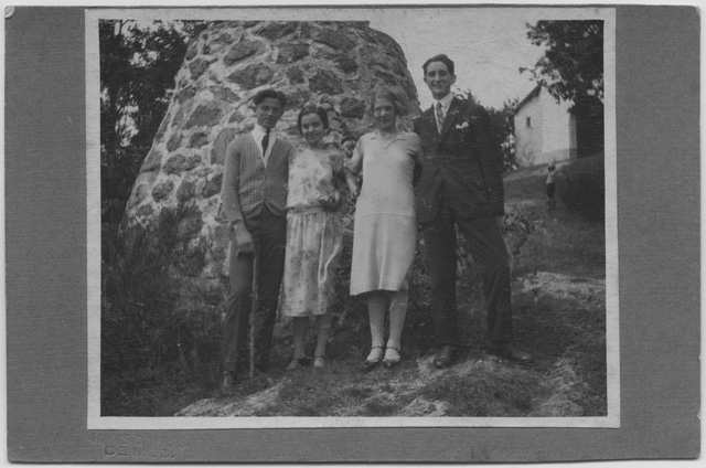 Alfredo Petrini in posa con amici alla croce di San Bernardo