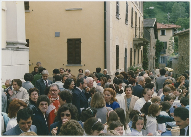 Gruppo di fedeli riuniti dopo una funzione religiosa a Ponte Capriasca