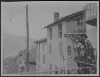 Mario e Irma Bernasconi osservano il paesaggio dal balcone di un'abitazione di Sala Capriasca