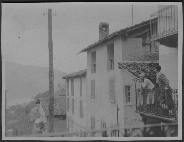 Mario e Irma Bernasconi osservano il paesaggio dal balcone di un'abitazione di Sala Capriasca