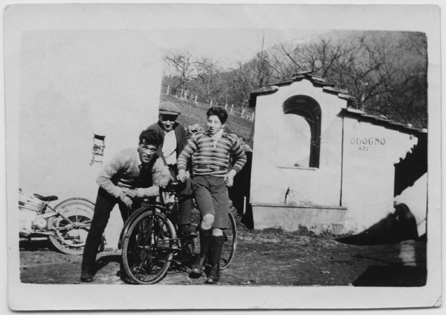 Ragazzi in posa con bicicletta a Odogno