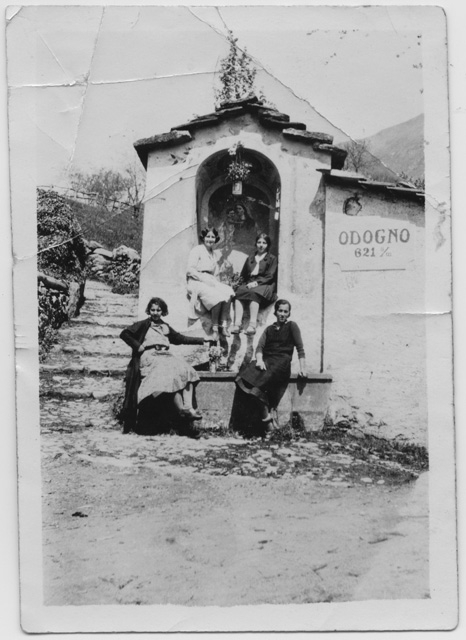 Ragazze in posa alla cappella di Odogno