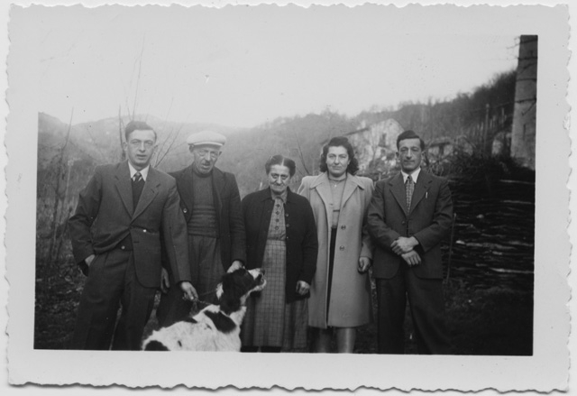 Famiglia Deluigi in posa a Lelgio