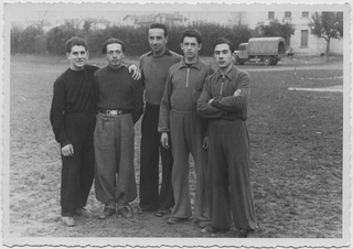 Uomini in posa durante un ritiro militare a Bellinzona