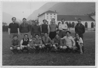 Uomini in posa durante un raduno militare a Bellinzona