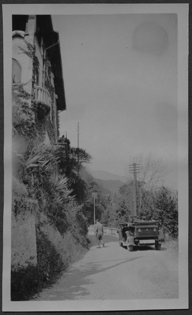 Mario Bernasconi in strada di fianco a un'automobile