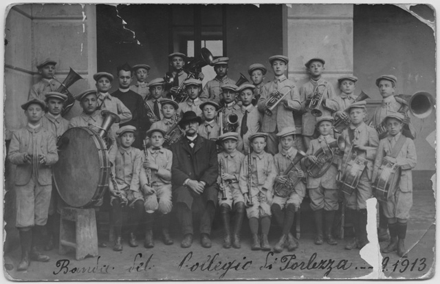 Alunni del Collegio di Porlezza in posa con strumenti musicali