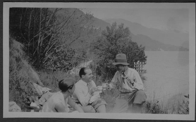 Mario e Irma Bernasconi brindano con un amico sulle rive del lago di Lugano