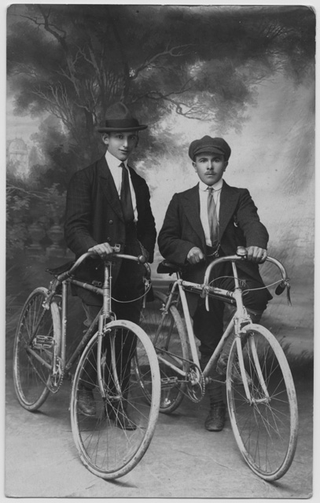 Giovani emigranti comanesi in posa