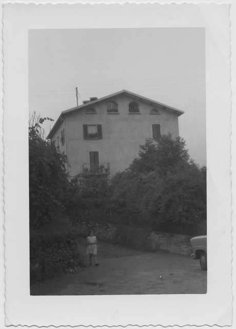 Bambina in piazza San Rocco a Comano