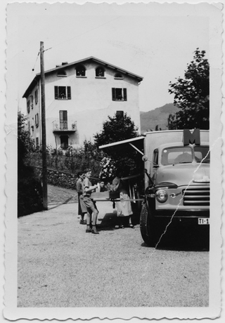 Camion della Migros in piazza San Rocco a Comano