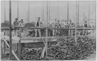 Teodoro Soldini in posa con alcuni operai in un cantiere in Svizzera interna