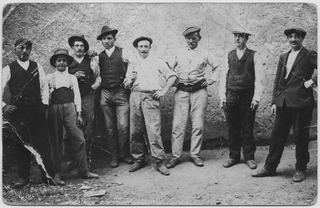 Uomini in posa a Comano