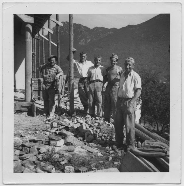 Operai in posa sul cantiere delle case di Fendt a Comano