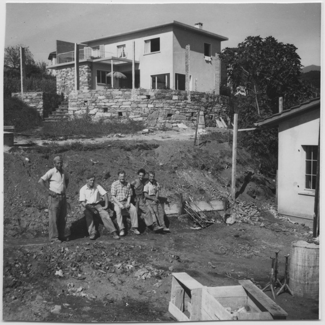 Operai in posa in un cantiere in via Sorgente a Comano