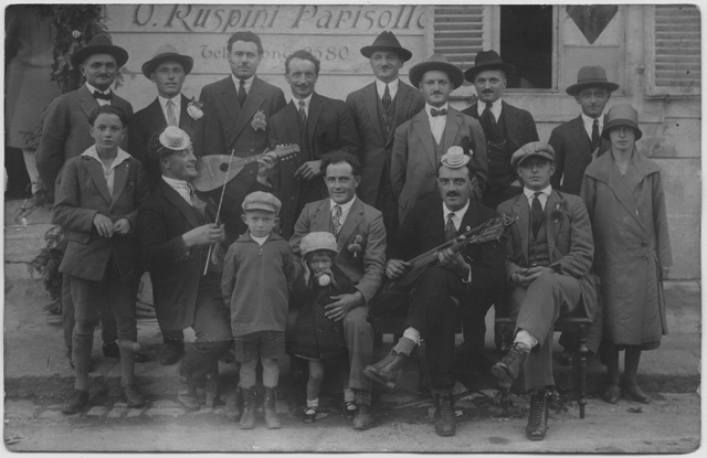 Gruppo con strumenti musicali