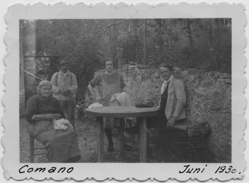 Gruppetto attorno ad un tavolo a Comano
