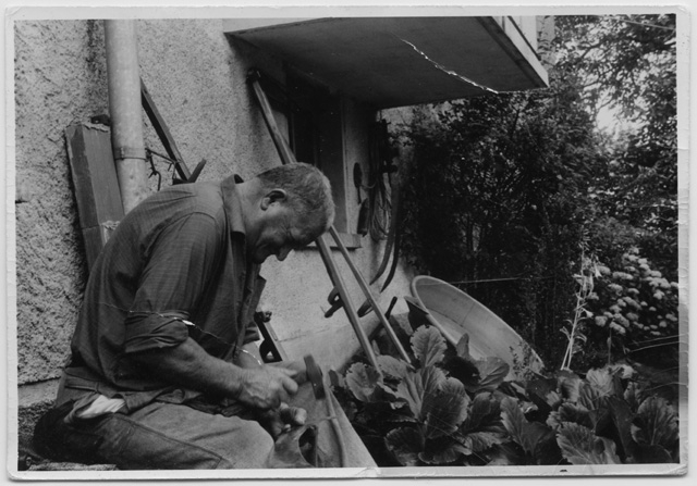 Teodoro Soldini mentre martella la falce