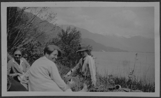 Mario e Irma Bernasconi mentre si rilassano sulle rive del lago di Lugano