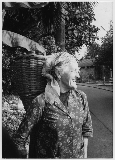 Ida Soldini con la gerla in via al Ballo a Comano