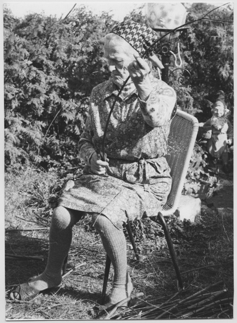 Ida Soldini prepara i salici per legare la vigna