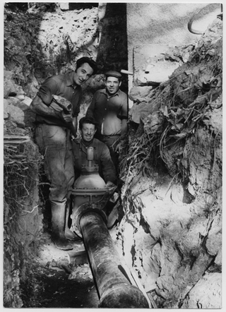 Uomini al lavoro per la posa del nuovo acquedotto di Comano