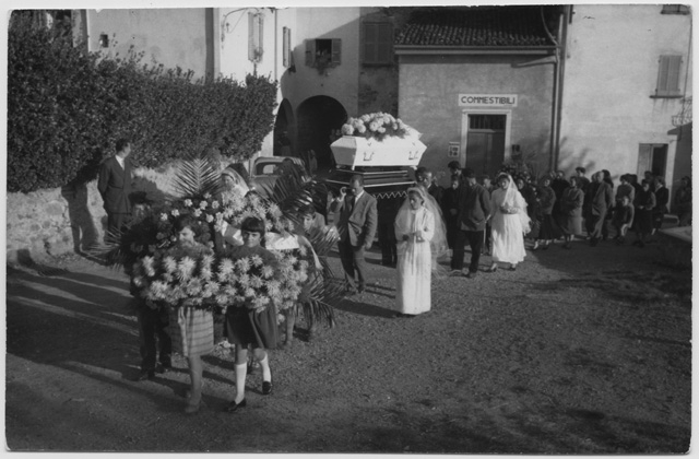 Corteo funebre a Comano