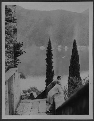 Mario Bernasconi e un'amica sulle rive del lago di Lugano