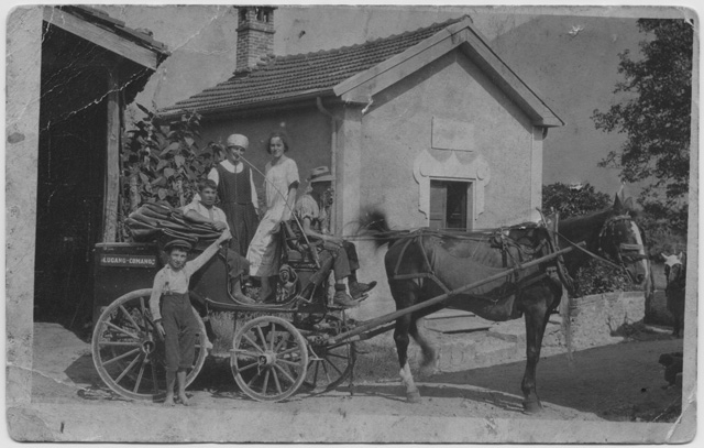 Gruppo in posa con l'autopostale alla vecchia posta di Comano