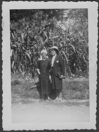 Ida Soldini (a destra) in posa con una donna davanti ad un campo di granoturco