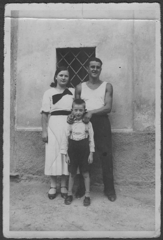 Pierino Ferrario (a destra) con Armando Soldini davanti all'oratorio di San Rocco