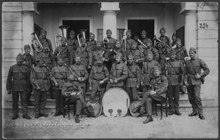 Soldati in posa con strumenti musicali